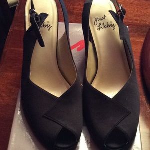 Women’s black dressy pump